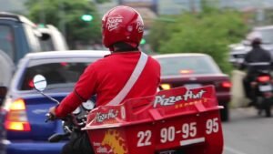 Repartidor en moto pizza